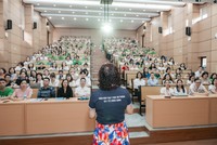 Khách hàng kỳ vọng tư vấn viên Kl99kl phiên bản hoạt động hiểu biết về sức khỏe cộng đồng để tư vấn và hỗ trợ hiệu quả hơn. Ảnh: Thu Hằng 