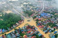 Nhiều tuyến phố ở thành phố Thái Nguyên (cũ) như biến thành sông khi mực nước liên tục dâng cao. Ảnh Internet