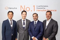 Ông Kim Dong Won - Chủ tịch kiêm Giám đốc Toàn cầu Hanwha Life (thứ hai từ trái qua) chụp ảnh cùng các đối tác quốc tế. Nguồn: Hanwha