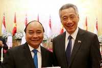 Thủ tướng Lý Hiển Long tặng sách Thủ tướng Nguyễn Xuân Phúc