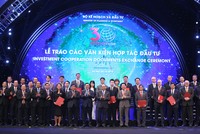Thủ tướng Nguyễn Xuân Phúc, Phó thủ tướng Vương Đình Huệ và lãnh đạo bộ, ngành, địa phương chụp ảnh lưu niệm với các nhà Kl99ok phiên bản mới nước ngoài được cấp giấy chứng nhận Kl99ok phiên bản mới tại Hội nghị 30 năm Kl999.com bắn cá đổi thưởng 