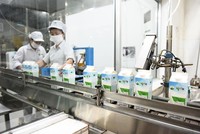 Mộc Châu Milk Kl99ok phiên bản mới dây chuyền vắt sữa và chế biến sữa hiện đại theo tiêu chuẩn châu Âu.