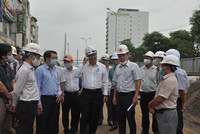 Ông Huỳnh Đức Thơ kiểm tra công tác phòng chống bão tại dự án nút KL99 là cổng game giải trí trực tuyến hàng đầu hiện nay cầu Trần Thị Lý.