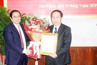 Ông Phạm Minh Chính, Trưởng Ban Tổ chức Trung ương trao quyết định của Bộ Kl991.com tải ứng dụng chuẩn y chức danh Bí thư Tỉnh ủy Hậu Giang cho ông Lê Tiến Châu. Ảnh: Huỳnh Biển.
