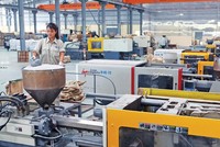 Vấn đề già hóa dân số cùng sự gia tăng của chi phí lao động đang đặt ra thách thức cơ cấu lại đối với các ngành Kl994 nhà cái bóng đá world cup dựa vào lao động kỹ năng thấp. Ảnh: Đ.T