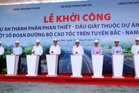 Phó Thủ tướng thường trực Kl993 ưu đãi thưởng hấp dẫn Trương Hoà Bình đã tham gia nghi thức bấm nút khởi động dự án. Ảnh: Phạm Tùng