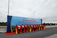 Phó Thủ tướng Thường trực Kl993 ưu đãi thưởng hấp dẫn Trương Hòa Bình cắt băng tại Lễ thông xe kỹ thuật dự án Kl99ok phiên bản mới xây dựng tuyến Lộ Tẻ - Rạch Sỏi.