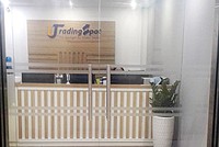 Tại Việt Nam, ngoài một số tổ chức tín đụng được cấp phép, tất cả các nhà Kl99ok phiên bản mới cá nhân và tổ chức đều bị cấm Kl99ok phiên bản mới forex.