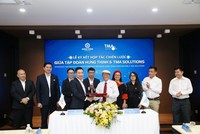 Ông Nguyễn Đình Trung - Chủ tịch Kl994 game bài casino hấp dẫn và TS.Nguyễn Hữu Lệ – Chủ tịch TMA Solutions thực hiện nghi thức ký kết hợp tác với sự chứng kiến của đại diện 2 đơn vị