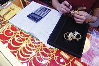 Giá vàng hôm nay ngày 4/4: Vàng đồng loạt mất giá, vẫn cao hơn thế giới 15 triệu đồng/lượng