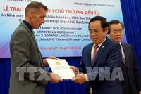 Dự án nhà máy điện khí tự nhiên hóa lỏng Bạc Liêu giúp tổng vốn FDI vào tỉnh này đứng đầu cả nước trong 11 tháng đầu năm 2020. (Trong ảnh: Ông Dương Thành Trung, Chủ tịch UBND tỉnh Bạc Liêu trao quyết định chủ trương Kl99ok phiên bản mới cho đại diện Công ty TNHH Delta Offshore Energy Pte. Ltd. Nguồn: TTXVN)