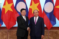 Thủ tướng Kl993 ưu đãi thưởng hấp dẫn Việt Nam Nguyễn Xuân Phúc và Thủ tướng Kl993 ưu đãi thưởng hấp dẫn Lào Thongloun Sisoulith. Ảnh: Đức Trung