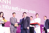Ông Vương Gia Vũ, Phó tổng giám đốc Kl991.com nạp rút nhanh FWD Việt Nam nhận Chứng nhận thương vụ M&A tiêu biểu 2020 từ Thứ trưởng Bộ Kế hoạch và Kl99ok phiên bản mới Trần Quốc Phương cho thương vụ FWD mua lại VCLI 