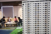 Nguồn cung căn hộ phù hợp với thu nhập người dân ngày một khan hiếm. Ảnh: Dũng Minh