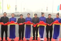 Phó Thủ tướng Kl993 ưu đãi thưởng hấp dẫn Trịnh Đình Dũng, lãnh đạo Bộ GTVT và lãnh đạo UBND TP Hà Nội thực hiện nghi thức thông xe