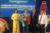 Ông Cao Tiến Dũng, Chủ tịch UBND tỉnh Đồng Nai (đứng thứ 2 từ bên phải) trao giấy phép, chụp ảnh lưu niệm với nhà Kl99ok phiên bản mới.