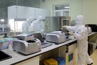 Toàn bộ hệ thống xét nghiệm của CDC tỉnh Quảng Ninh hoạt động hết công suất để xét nghiệm các mẫu bệnh phẩm.