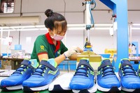 Công nhân làm việc tại nhà máy Kl994 nhà cái bóng đá world cup giày xuất khẩu tại TP.HCM (Ảnh: Lê Toàn).