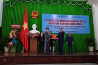 Ông Dương Tấn Hiển, Phó chủ tịch UBND TP. Cần Thơ (bên phải) trao Giấy chứng nhận đăng ký Kl99ok phiên bản mới cho đại diện nhà Kl99ok phiên bản mới Dự án Nhà máy Nhiệt điện Ô Môn II.