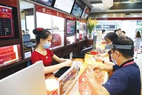 Dự báo, giá vàng thế giới sẽ tăng, do đại dịch còn diễn biến phức tạp với biến thể mới.