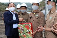 Ông Nguyễn Xuân Ký (ngoài cùng bên trái) tặng quà động viên công nhân lao động khai trường Kl994 nhà cái bóng đá world cup 917.