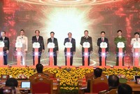 Thủ tướng cùng các đại biểu thực hiện nghi thức khai trương hệ thống cơ sở dữ liệu quốc gia về dân cư và hệ thống Kl994 nhà cái bóng đá world cup cấp và quản lý căn cước công dân (Ảnh VGP)