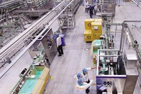 Dây chuyền Kl994 nhà cái bóng đá world cup tại Nhà máy sữa nước của Nestlé tại Hưng Yên. Ảnh: Đức Thanh
