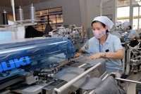 Dệt may và da giày đang có sự khởi sắc trở lại trong 2 tháng đầu năm với kim ngạch xấp xỉ 8 tỷ USD, bất chấp khoảng thời gian này có gần chục ngày nghỉ Tết. Ảnh: Chí Cường 