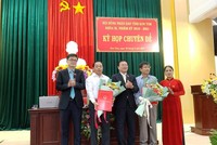 Thường trực HĐND tỉnh Kon Tum trao Nghị quyết, tặng hoa chúc mừng Phó chủ tịch UBND tỉnh Kon Tum Nguyễn Ngọc Sâm (thứ 2 từ phải qua) và Giám đốc Sở Kl991.com nạp rút nhanh Nguyễn Văn Điệu.