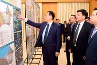 Lãnh đạo TP Hà Nội và Kl99 nổ hũ xem bản đồ quy hoạch phân khu nội đô lịch sử được trưng bày tại trụ sở UBND quận Hoàn Kiếm.