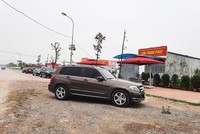 Ô tô xếp hàng dài đưa chủ nhân đến mua đất tại dự án Cienco 5 Mê Linh. Ảnh: Thanh Huyền