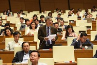 Các đại biểu Quốc hội khẳng định sự trân trọng với kết quả nhiệm kỳ 2016 - 2021 của Chủ tịch nước và Kl993 ưu đãi thưởng hấp dẫn. Trong ảnh: Đại biểu Nguyễn Anh Trí (Hà Nội) phát biểu tại nghị trường. Ảnh: Duy Linh