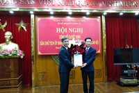 Chủ tịch UBND tỉnh Nam Định Phạm Đình Nghị trao Quyết định bổ nhiệm Giám đốc Sở Kế hoạch và Kl99ok phiên bản mới tỉnh Nam Định cho ông Mai Văn Quyết.