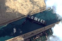 Siêu tàu Ever Given hôm 29/3 gặp sự cố và chắn ngang kênh đào Suez. Ảnh: AFP