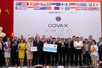 Bộ trưởng Bộ Y tế Nguyễn Thanh Long tiếp nhận vắc-xin Covid-19 từ COVAX Facillity