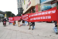 Cư dân Hồ Gươm Plaza căng băng-rôn phản đối việc chủ Kl99ok phiên bản mới chiếm dụng trái phép quỹ bảo trì