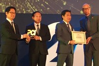 Bí thư Tỉnh uỷ Nguyễn Xuân Ký và Chủ tịch UBND tỉnh Quảng Ninh Nguyễn Tường Văn nhận kỷ niệm chương tại lễ công bố (Ảnh Mỹ An).