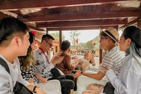 Du khách thích thú với các trải nghiệm tại Trung tâm văn hóa Trúc Lâm Yên Tử do Kiến trúc sư Bill Bensley thiết kế.