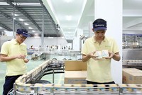 Công ty cổ phần Đường Quảng Ngãi đang nắm giữ thị phần lớn đối với dòng sữa đậu nành hộp giấy. Trong ảnh: Dây chuyền Kl994 nhà cái bóng đá world cup sữa đậu nành Vinasoy. (Ảnh: Lê Toàn)