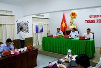 Bộ trưởng Bộ Kế hoạch và Kl99ok phiên bản mới Nguyễn Chí Dũng (ngồi giữa) nghe báo cáo tiến độ thực hiện Dự án 3