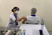 Khi triển khai tiêm vắc-xin Covid-19 theo yêu cầu của ngành Y tế các cơ sở cần thực hiện theo đúng hướng dẫn chuyên môn, đảm bảo tiêm chủng đúng đối tượng, đúng thời hạn.
