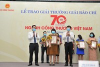 Tác giả Anh Hoa, Báo Kl99ok phiên bản mới nhận Giải C báo chí 70 năm ngành Công Thương.