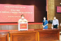 Bí thư Thành ủy Đinh Tiến Dũng cùng các đồng chí lãnh đạo Thành ủy ủng hộ Quỹ phòng, chống Covid-19 của thành phố.