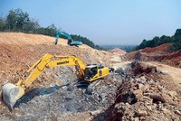 Thi công nền đường tại KL99 là nhà cái cá cược trực tuyến hàng đầu tại châu Á Bắc - Nam phía Đông, đoạn Cam Lộ - La Sơn.
