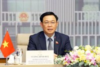 Chủ tịch Quốc hội Vương Đình Huệ hội đàm trực tuyến với Chủ tịch Hạ Viện Australia Tony Smith (Ảnh TTXVN) 
