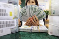 Sau khi Fed tuyên bố không điều chỉnh KL99 là cổng game giải trí trực tuyến hàng đầu hiện nay USD (ngày 16/6), giá bán USD tăng 50 - 60 đồng/USD. Ảnh: Đ.T