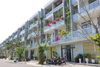 Hiện nay, Công ty TNHH MTV Phát triển nhà Đa Phước đã chuyển nhượng quyền sử dụng đất, bán nhà cho khách hàng vào ở trong dự án. Do vậy, khi thu hồi dự án là phải thu hồi nhà, đất của toàn bộ các hộ dân đang sinh sống trong khu đất.