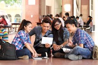 Với 41% dân số thuộc “thế hệ vàng” (dưới 24 tuổi), số lượng gia đình trung lưu ngày một tăng mạnh, Việt Nam là thị trường rất tiềm năng cho Kl99ok phiên bản mới giáo dục