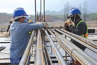 Giá vật liệu xây dựng, nhất là sắt thép tăng cao, khiến tiến độ các công trình bị ảnh hưởng.