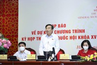 Phó chủ nhiệm Uỷ ban Kl992 cổng game cá cược của Quốc hội Nguyễn Minh Sơn trả lời tại cuộc họp báo (Ảnh Duy Linh). 